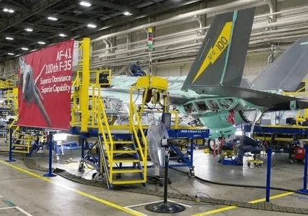 走進f 35生產線 感受的高科技和超級工廠 組裝戰機排長龍